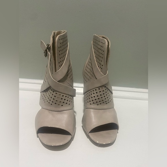 Bumper Tan High Strappy High Heel (4in) Boots-size 9 - Picture 3 of 8